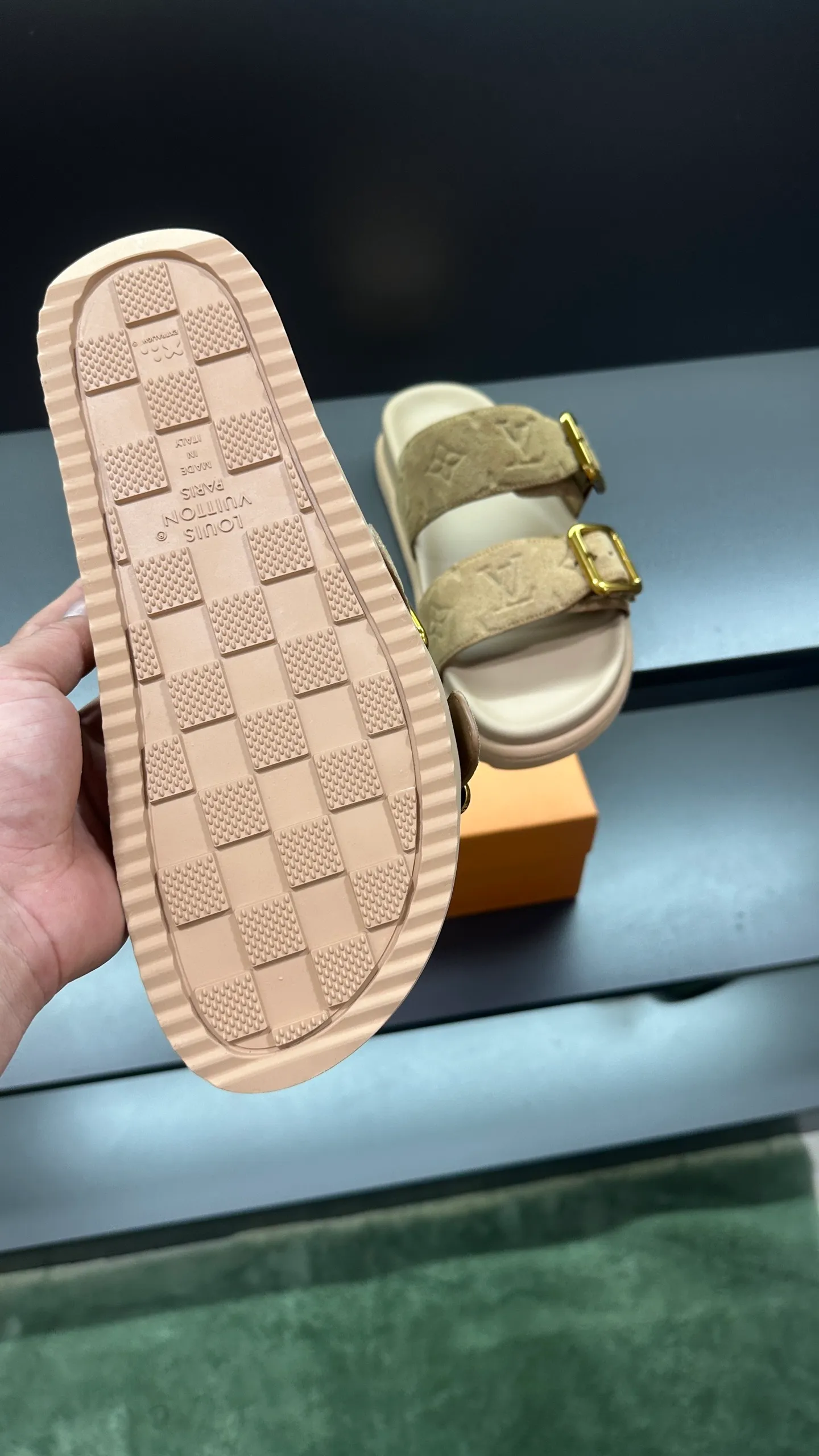 P340 🔍LV Men's Spring and Summer Slippers Counter Synchronization. The uppers are imported cowhide fabrics from Italy, with logo graphics and high-quality craftsmanship. Soles: original soles specially provided by the original factory. Exclusive movable molded soles are super comfortable. Original factory follow-up orders. 🔍🔍High quality. You can enter and leave the counter at will. Welcome to compare. Code number 38-45 No. 058